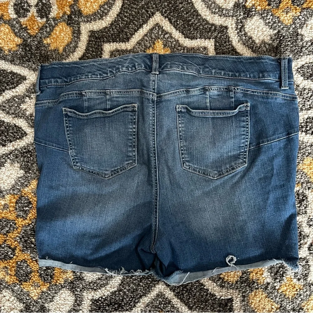 Women’s Torrid High-rise Distressed Denim Shorts 20 - Picture 3 of 3